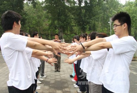 学动作（指尖夹鼻子）-破冰游戏