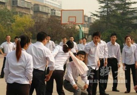 毛巾传递-拓展游戏